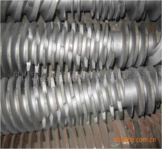 機械行業(yè)：山東臨工銷售破百億 張少軍頒發(fā)獎牌